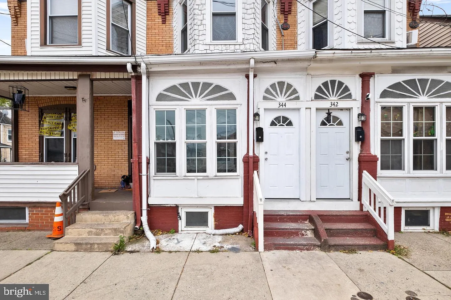 3 bed, 930 sqft, $1,950 — Photo 1