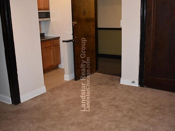 3rd image of 948 W Cuyler Ave APT 3