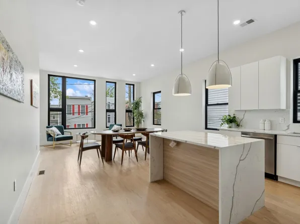 220 Freeman Avenue image 12 of 47