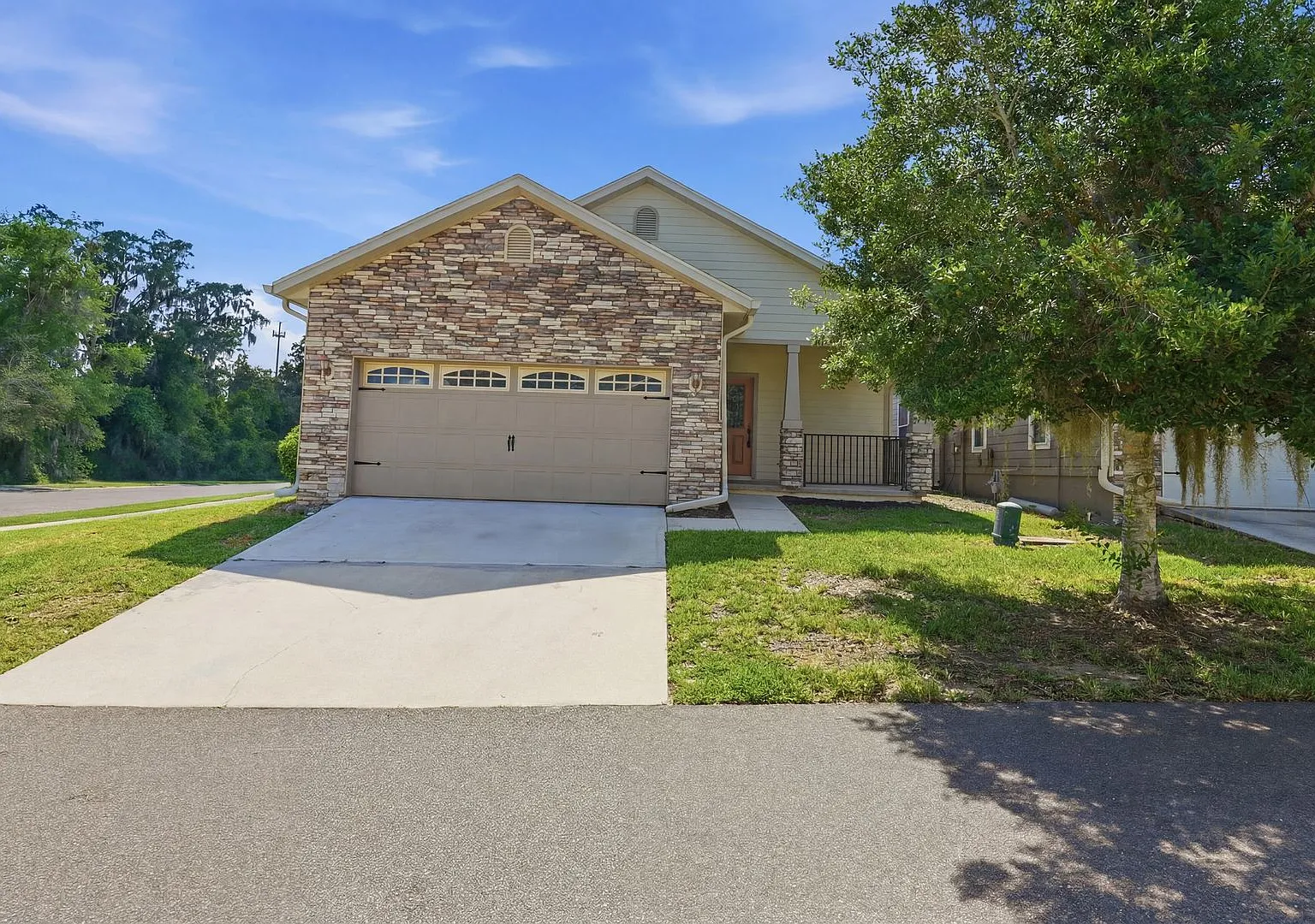 Move in ready - Convenient Location- Freshly Painted interior! — Photo 1