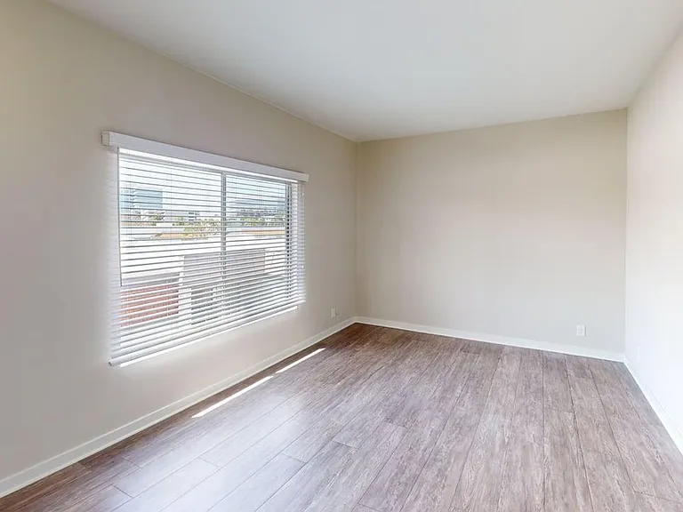 Windsor Place Apartments — Photo 16