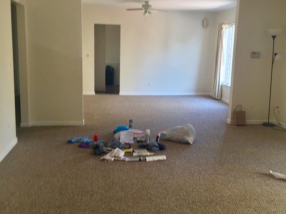 Open floor plan between living room and dinning room.