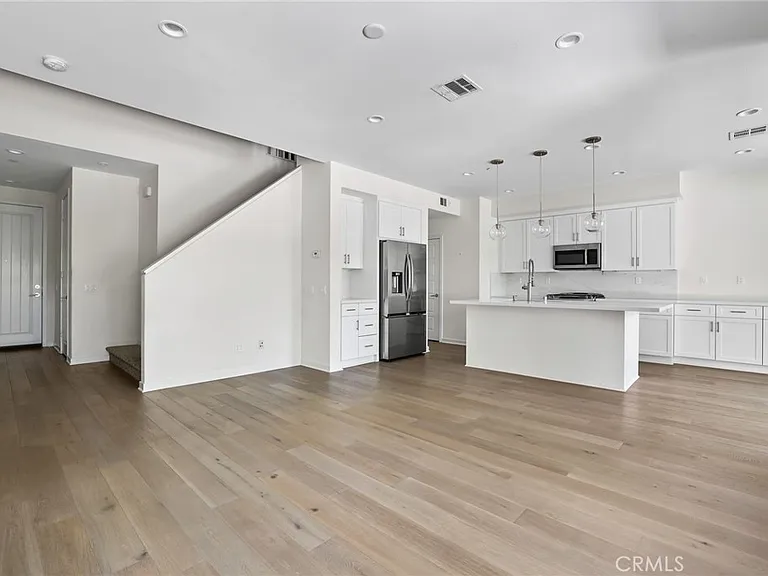216 Finch — Photo 3