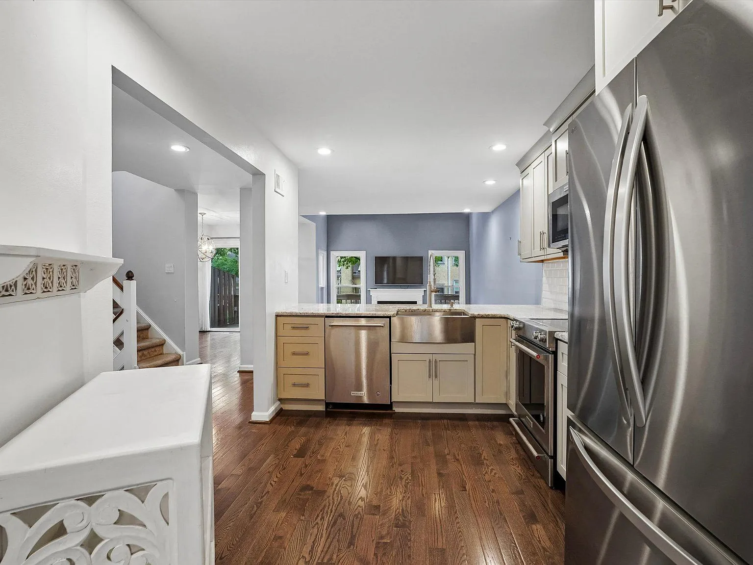 3 bed, 2.5 bath, 2485 sqft, $3,350 — Photo 3