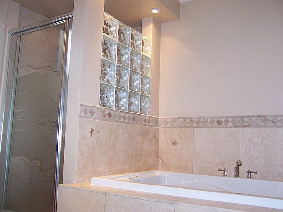 First Floor Bath/Jacuzzi