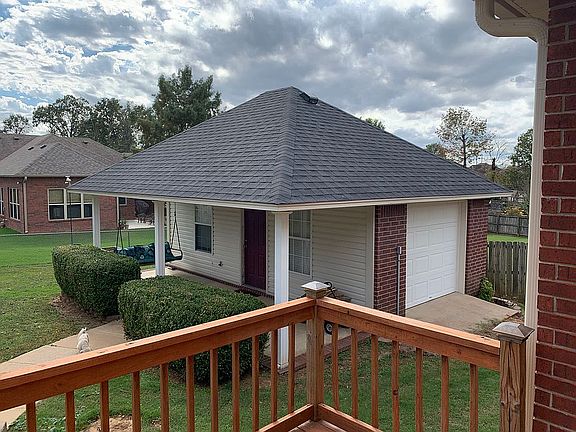 Detached bld w/ porch
