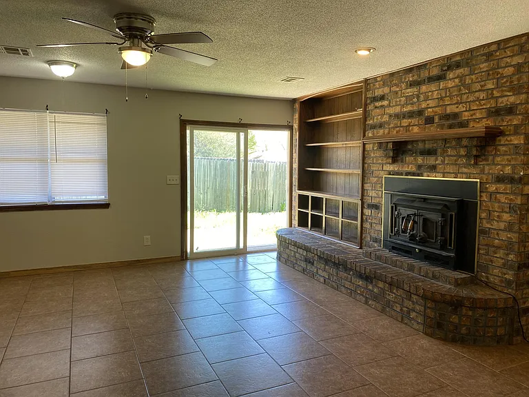 429 E Hillcrest Ln — Photo 7