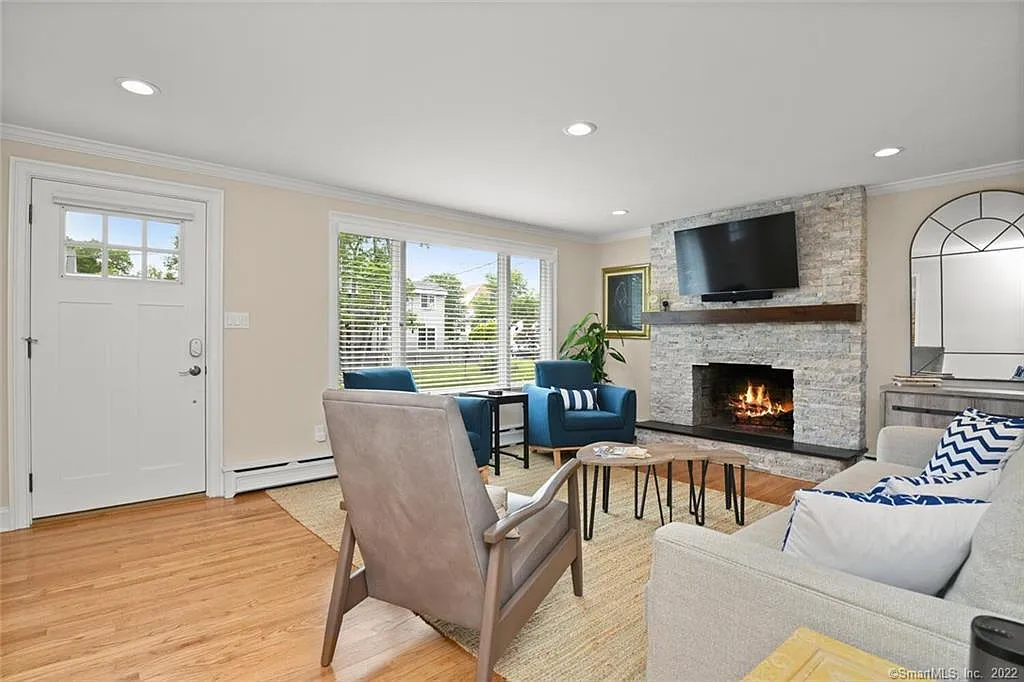 3 bed, 2.0 bath, 1004 sqft, $8,000 — Photo 4