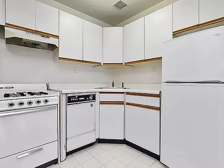 220 E 24th St #2B — Photo 2