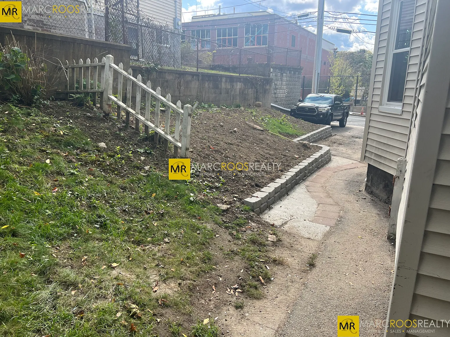 33 Raymond Ave — Photo 4