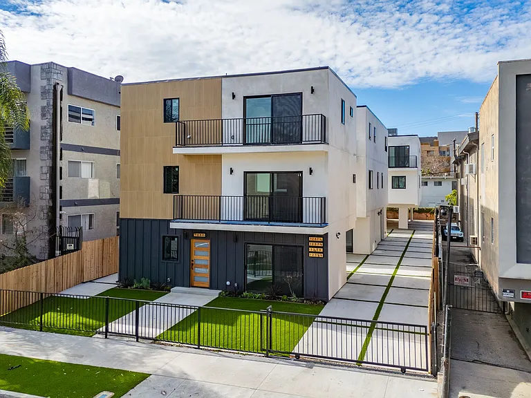Never Before Lived in Luxury Townhomes 2 Blocks from WeHo! — Photo 2