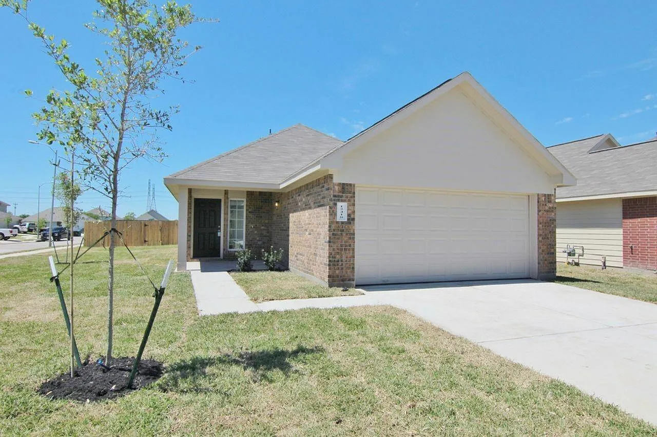 4 bed, 2.0 bath, 1589 sqft, $2,010 — Photo 1