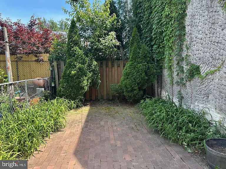 2623 Emerald St — Photo 33