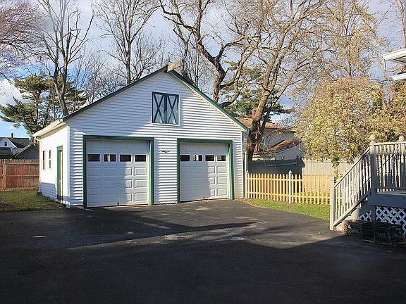 2 1/2 car Garage