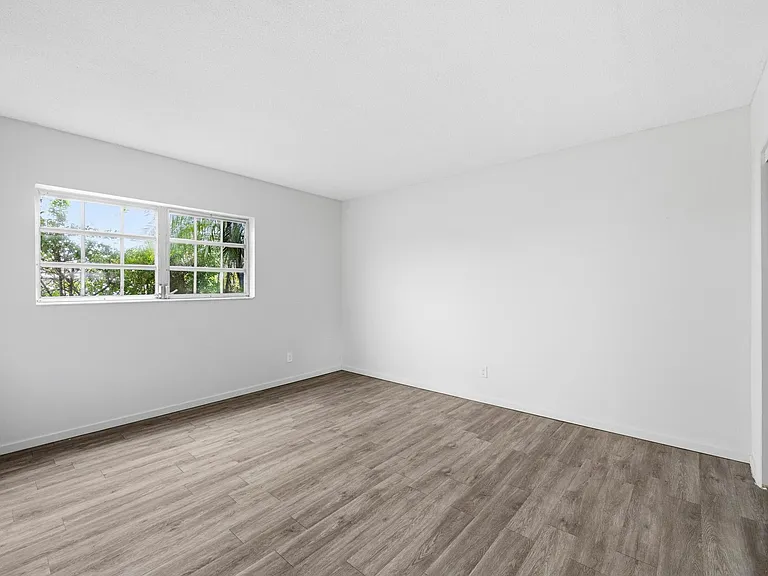 400 SE 31st St #1 — Photo 11