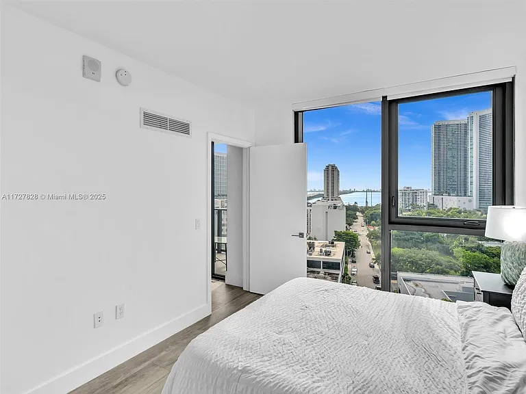 121 NE 34th St #1005 — Photo 23