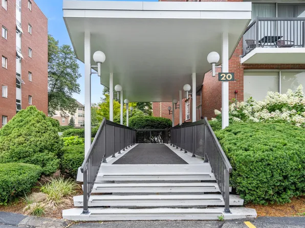 20 Hammond Pond Pkwy APT 504, Newton, MA 02467