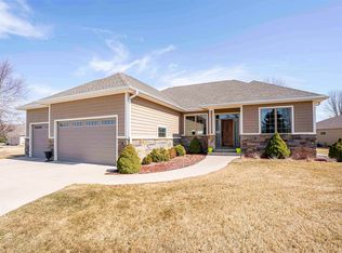 437 Riviera Cir, Dakota Dunes, SD 57049