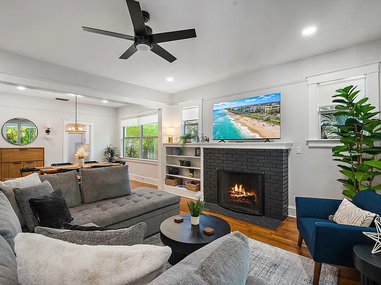 320 Ohio Pl — Photo 1