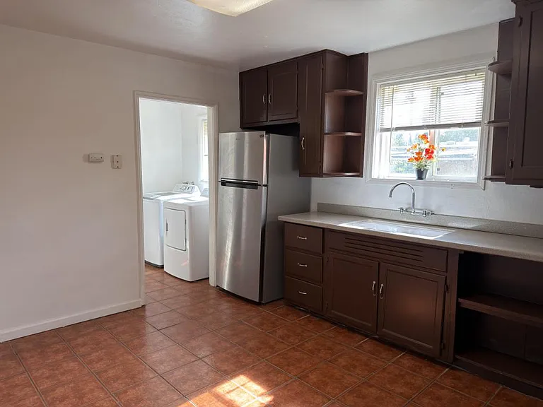 986 Merritt Dr — Photo 7