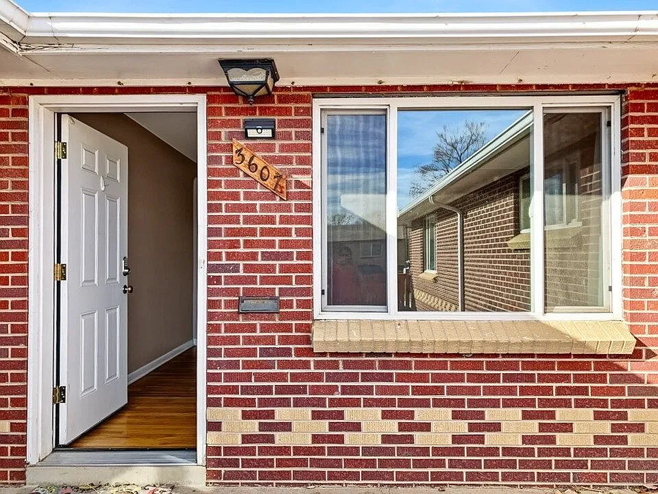 2 bed, 1.0 bath, 888 sqft, $2,050 — Photo 2