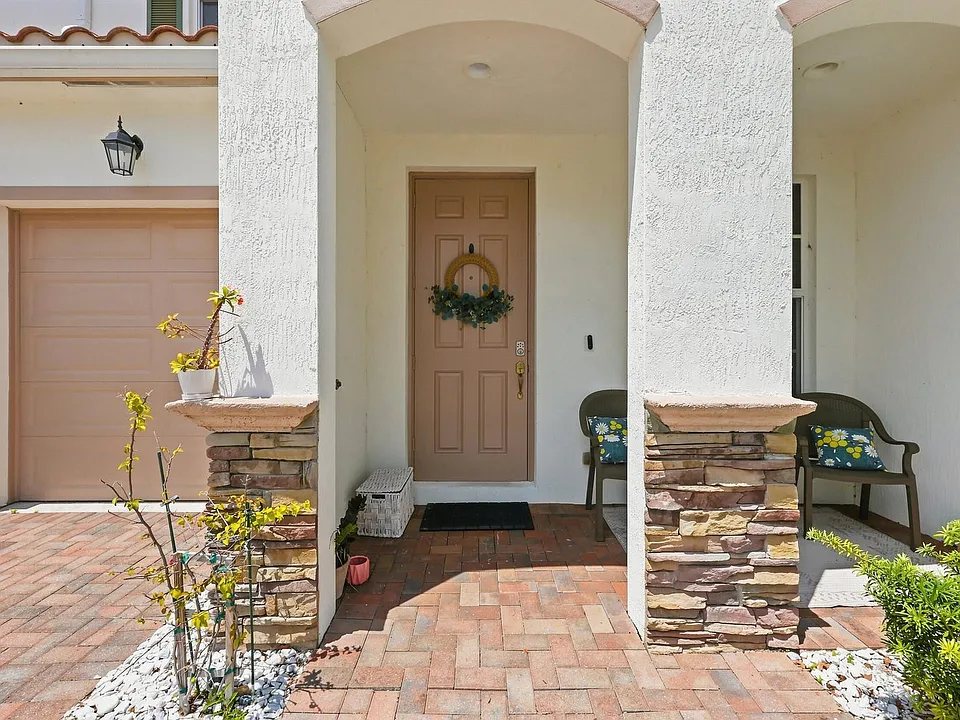 4585 Tara Cove Way