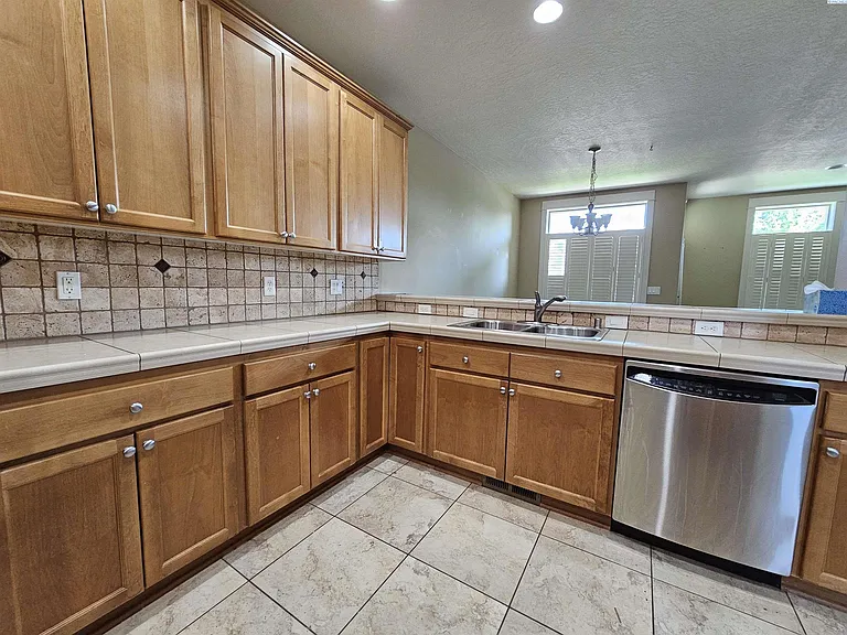 493 Columbia Point Dr — Photo 8