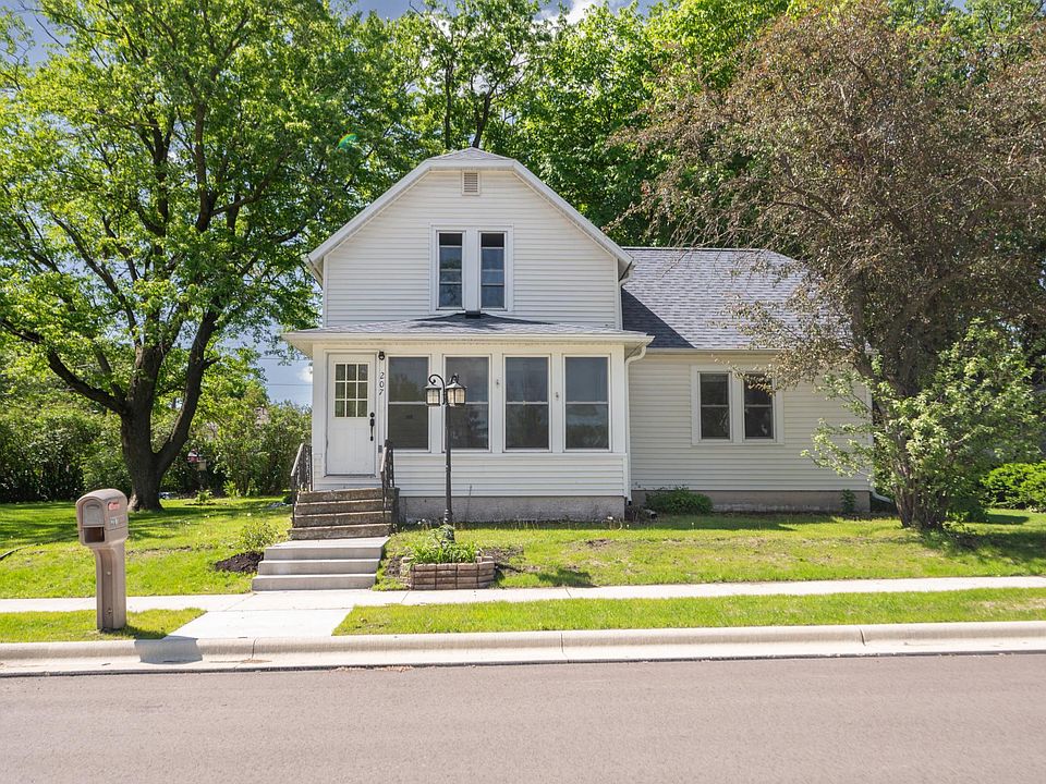 1st image of 207 1st St NE