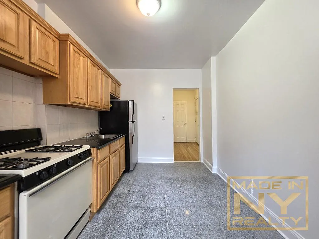 Building Photo - 36-20 168th St #5L