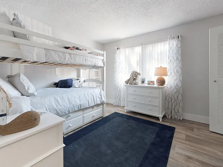 Sunny Lake Apartments — Photo 52