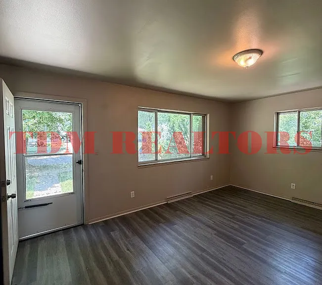 3742 Holly Ave — Photo 2