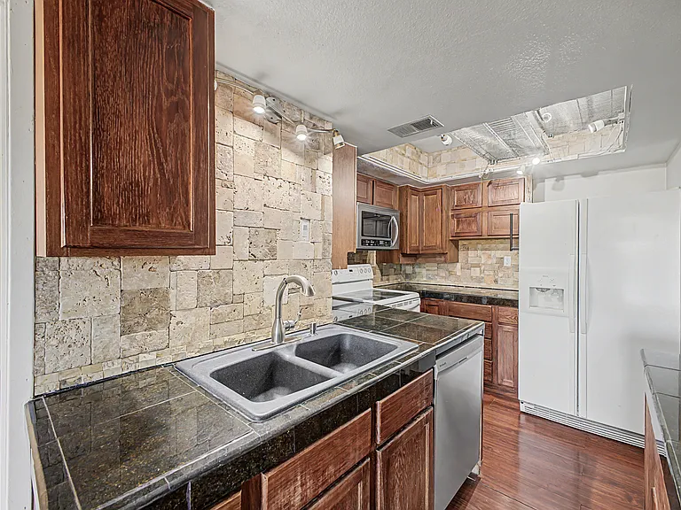 540 N May St #3106 — Photo 9