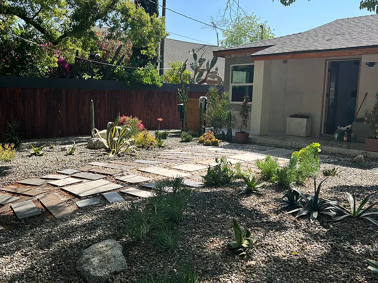 261 N Oak Ave — Photo 1