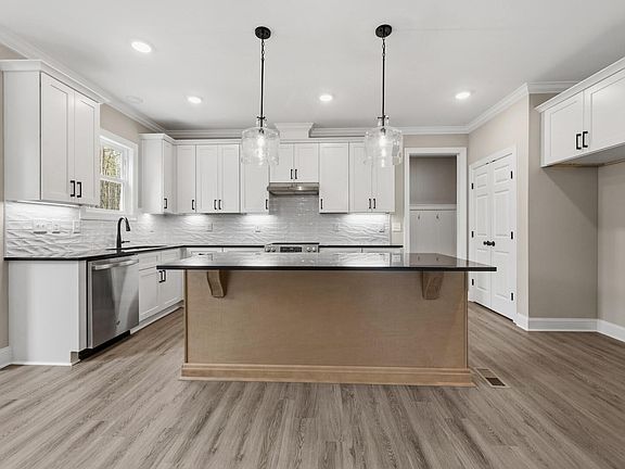4th image of 2280 Peachtree Hills Rd