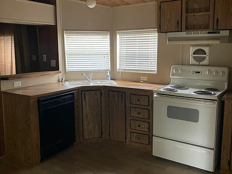 202 Live Oak Dr — Photo 9
