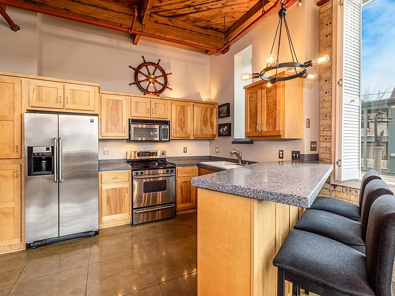 Chef's Kitchen w/ Breakfast Bar
