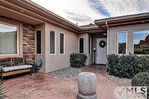 Spacious Front Courtyard