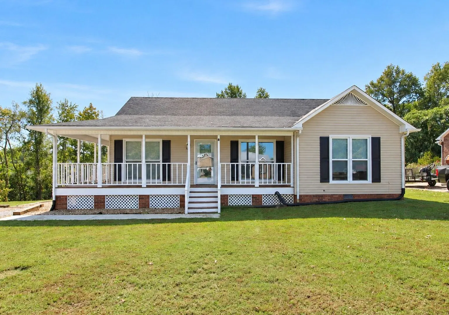 Pet-Friendly 3-Bedroom Home with Wraparound Porch — Photo 1