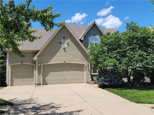 12035 S Sunray Dr, Olathe, KS 66061