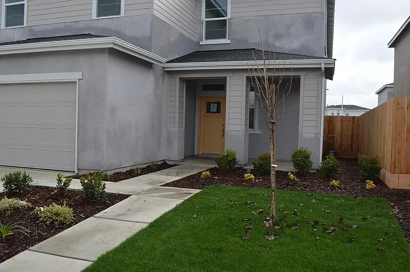 5 bed, 3.0 bath, 2504 sqft, $2,600 — Photo 2