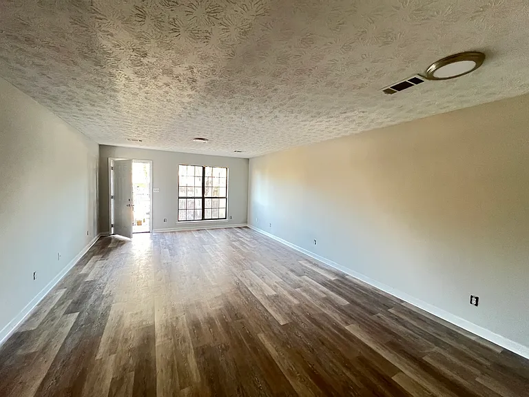436 Eastdale Rd S — Photo 2