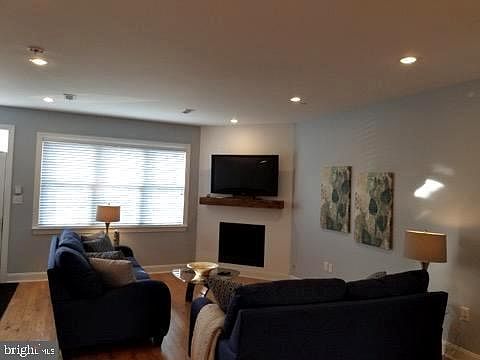 3rd image of 850 Northwestern Ave