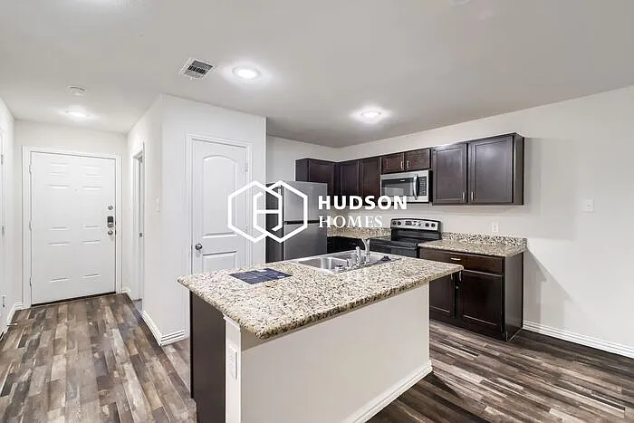 2818 Brigham Ln — Photo 6
