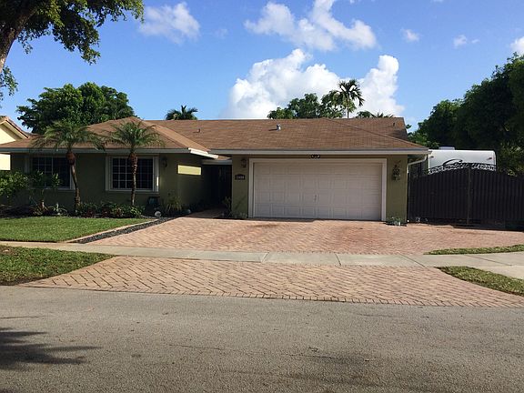 4/2 Pool / Corner Lot