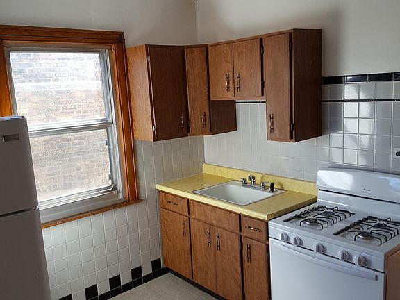 4th image of 3403 N Lockwood Ave #1