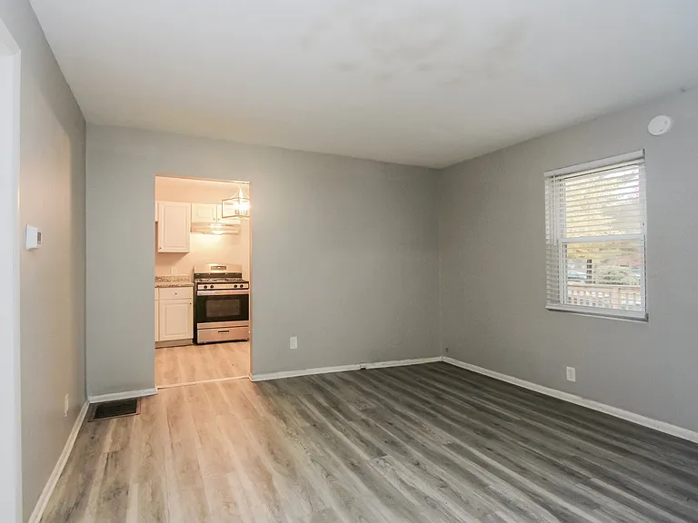 451929_018_living_room_13274175.jpg