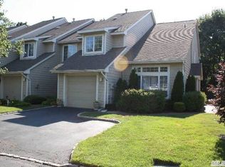 6 Cedar Ridge Ln, Bay Shore, NY 11706