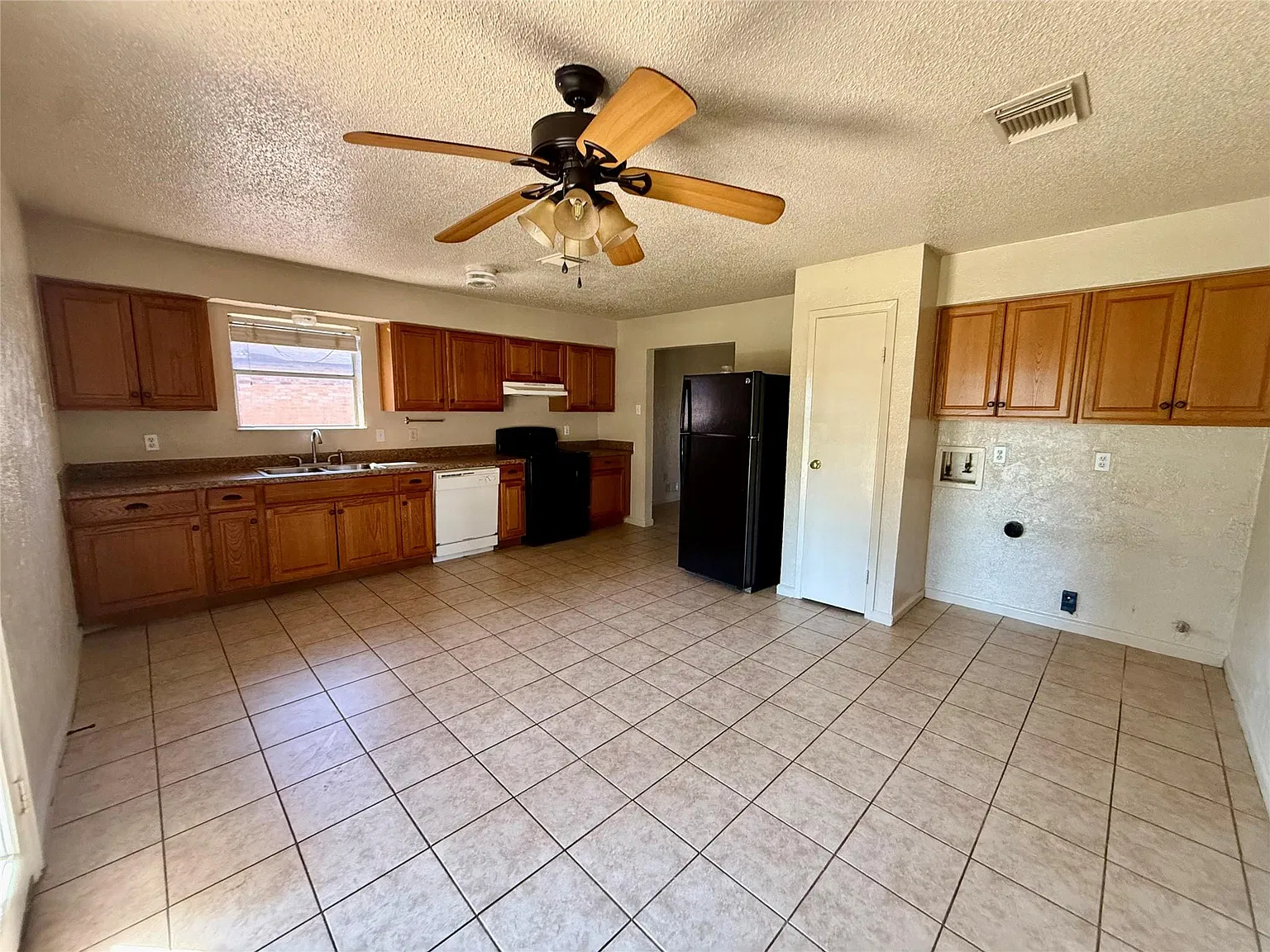 3 bed, 2.0 bath, 1407 sqft, $1,769 — Photo 3
