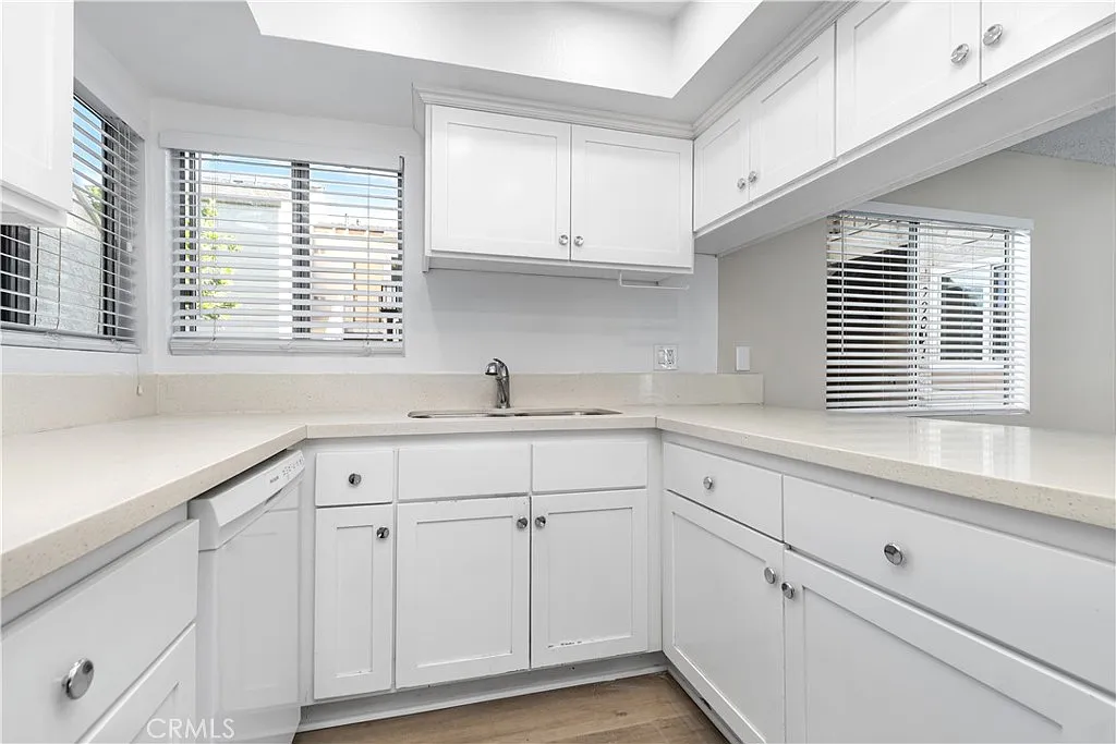 2 bed, 1026 sqft, $3,000 — Photo 3