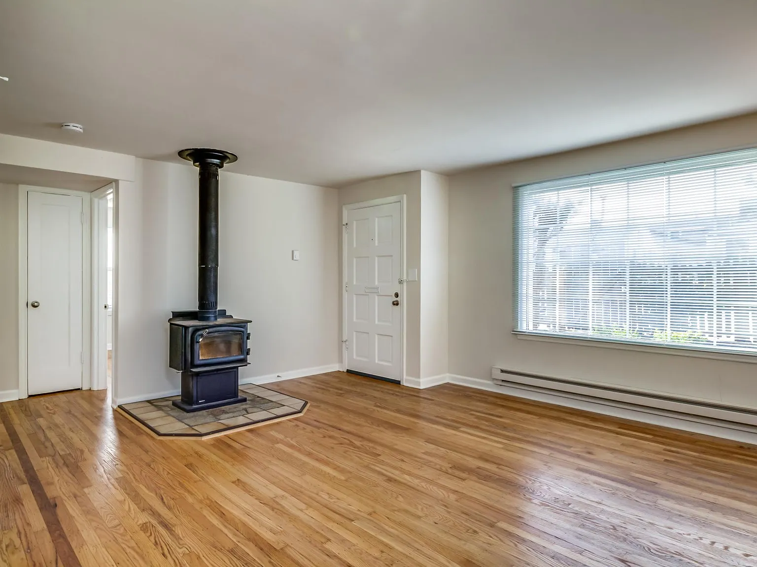 9238 15th Ave SW — Photo 2